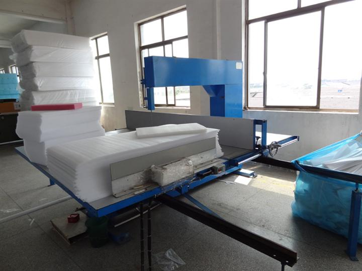 西安EPE珍珠棉异形定制加工车间冲型裁切工序全新料泡孔结构展示